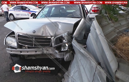 Ավտովթար Երևանում. 70-ամյա վարորդը Mercedes-ով բախվել է էլեկտրասյանն ու առաջ ընթանալով՝ բախվել կայանված Toyota-ին. կա վիրավոր. ՖՈՏՈՌԵՊՈՐՏԱԺ, ՏԵՍԱՆՅՈՒԹ