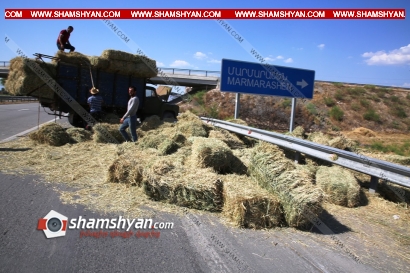 Արտակարգ դեպք Արարատի մարզում. ЗИЛ-ի վրայից մեծ թվով խոտի հակերը թափվել ու մասամբ փակել են ճանապարհը. ՖՈՏՈՌԵՊՈՐՏԱԺ, ՏԵՍԱՆՅՈՒԹ