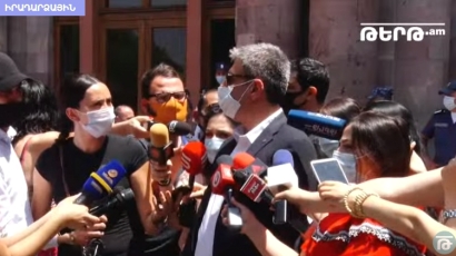 Շոու բիզնեսի ներկայացուցիչները Կառավարության դիմաց պահանջում են աշխատելու թույլտվություն. ուղիղ, tert.am