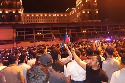 Ադրբեջանցի ցուցարարները, որոնք պահանջում են ռազմական գործողությունների շարունակություն, ներխուժել են երկրի խորհրդարանի շենք. ՏԵՍԱՆՅՈՒԹԵՐ