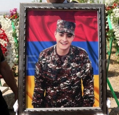 Օրհներգի և պատվո համազարկի ներքո «Եռաբլուրում» հողին հանձնեցին ժամկետային զինծառայող Արթուր Մուրադյանին. ՏԵՍԱՆՅՈՒԹ. News.am