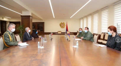 Պաշտպանության նախարար Դավիթ Տոնոյանն ընդունել Իրանի դեսպան Աբբաս Բադախշան Զոհուրիին