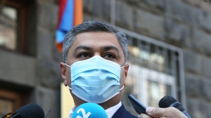 Ձերբակալվածին ստիպում են Արթուր Վանեցյանի դեմ ցուցմունք տալ. նրա կնոջը մինչեւ կեսգիշեր պահել են ԱԱԾ-ում․ Hraparak.am