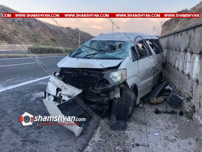 Խոշոր ավտովթար Կոտայքի մարզում. Չայնիի ոլորաններում բախվել են Toyota Camry–ն ու Toyota Alphard-ը. վերջինս մի քանի պտույտ շրջվելով՝ բախվել է բետոնե հենապատին. կա վիրավոր. ՖՈՏՈՌԵՊՈՐՏԱԺ, ՏԵՍԱՆՅՈՒԹ