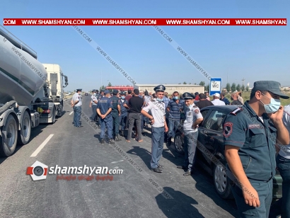 Արտակարգ իրավիճակ Արարատի մարզում. գյուղացիները՝ ի նշան բողոքի, կրկին փակել են գլխավոր մայրուղին, ժամանել են մարզի և տարածքի ոստիկանապետերը. ՖՈՏՈՌԵՊՈՐՏԱԺ