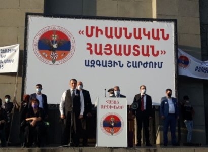 Ազատության հրապարակում հանրահավաք անցկացնող Խաչիկ Ասրյանին հենց բեմի վրա տուգանեցին. ՏԵՍԱՆՅՈՒԹ, News.am
