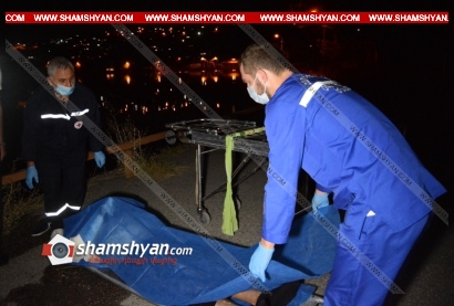 Ողբերգական դեպք Երևանում. ժողովրդին հայտնի Վարդավառի լճից փրկարարները դուրս են բերել տղամարդու դի. ժամանել են Երևանի ոստիկանության քրեական հետախուզության բաժնի պետն ու տարածքի ոստիկանապետը. ՖՈՏՈՌԵՊՈՐՏԱԺ, ՏԵՍԱՆՅՈՒԹ
