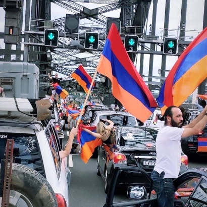 Սիդնեյում հայերը կանգնեցրել են Հարբոր Բրիջ կամրջի երթևեկությունը՝ քննադատելով թուրք-ադրբեջանական դաշինքի ագրեսիայի վերաբերյալ Ավստրալիայի լռությունը . ՖՈՏՈՌԵՊՈՐՏԱԺ, ՏԵՍԱՆՅՈՒԹ
