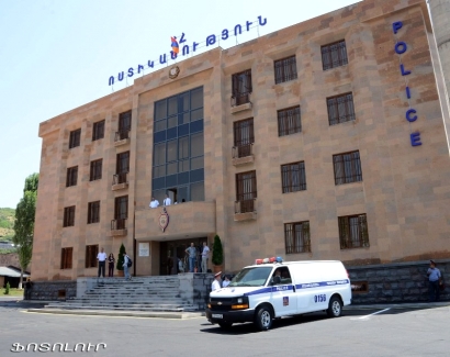Արտառոց դեպք Երևանում. մի խումբ երիտասարդներ ինքնավնասում են կատարել, իսկ ոստիկանությունում էլ դեբոշ են սարքել՝ կոտրելով դռան ապակիներ