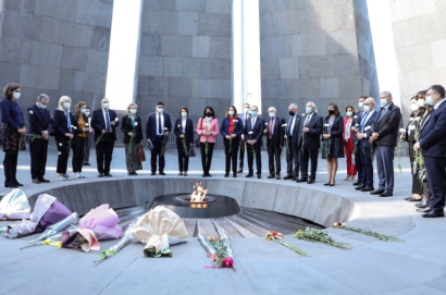 Ֆրանսիայի խորհրդարանական պատվիրակությունը հարգանքի տուրք մատուցեց Ծիծեռնակաբերդի հուշահամալիրում. ՖՈՏՈՌԵՊՈՐՏԱԺ