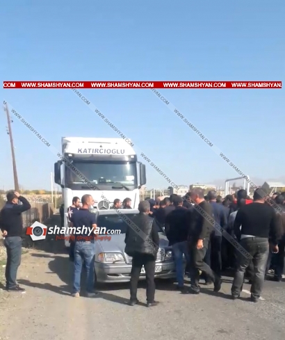 Լարված իրավիճակ Երևան-Գյումրի ճանապարհին. քաղաքացիներն արդարացիորեն արգելում են թուրքական բեռնատարների շարժը. ժամանել են տարածքի ոստիկանապետն ու ՃՈ գումարտակի հրամանատարը. ՖՈՏՈՌԵՊՈՐՏԱԺ, ՏԵՍԱՆՅՈՒԹ