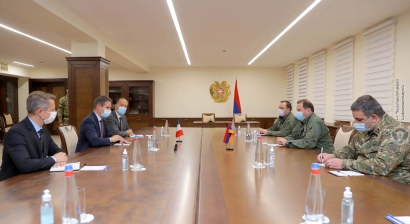 ՀՀ պաշտպանության նախարար Դավիթ Տոնոյանն ընդունել է ՀՀ-ում Ֆրանսիայի արտակարգ և լիազոր դեսպան Ժոնաթան Լաքոտին. քննարկվել է ռազմական գործողությունների գոտում տիրող իրավիճակը