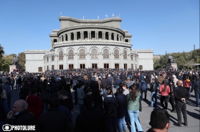 «Օր առաջ Նիկոլ Փաշինյանի հեռացմամբ փրկել հայրենիքը»․ քաղաքացիներն ու քաղաքական գործիչները դադարեցրին հանրահավաքը՝ վաղը այն վերսկսելու որոշմամբ. ՏԵՍԱՆՅՈՒԹ