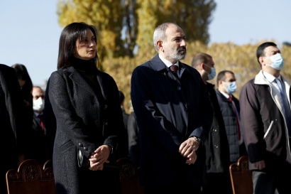 Վարչապետը տիկնոջ հետ ներկա է գտնվել պատերազմում զոհված հերոսների հիշատակի արարողությանը. ՖՈՏՈՌԵՊՈՐՏԱԺ, ՏԵՍԱՆՅՈՒԹ