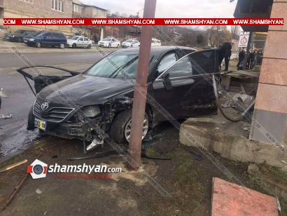 Խոշոր ավտովթար Վանաձորում. բախվել են Toyota Camry-ն, Mercedes Sprinter-ն ու Volkswagen Golf-ը. վիրավորներին ավտոմեքենաներից դուրս են բերել փրկարարները. ՖՈՏՈՌԵՊՈՐՏԱԺ, ՏԵՍԱՆՅՈՒԹ
