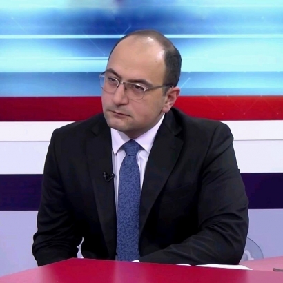 Փորձելով թրջոց դնել Ռուսաստանի ԱԳՆ-ի երեկվա շառաչյուն ապտակից հետո դավադիր ստահակի կապտած թշերին, նա անգամ որպես ենթադրվող մասնագետ որակազրկվեց