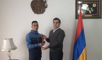 Իրանցի կարատեիստն իր ոսկե մեդալը նվիրել է Արցախում զոհված Արթուր Սուքիասյանի ընտանիքին