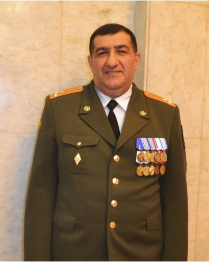 Բայց ինձ հետաքրքիր է, թե Դուք՝ պարոն Հարությունյան, ինչպե՞ս եք նայելու մեր աչքերին, ի՞նչ հանգստությամբ, որ մինչ Դուք Ձեր տեղում նստած սպայական անձնակազմով հերոսների կոչումներն էիք բաժանում, իմ հայրը կռիվ էր տալիս․ Նելի Ավագյան