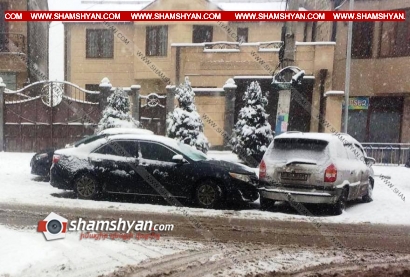 Երևանում ճանապարհներից ձյունը չմաքրելու պատճառով նախկին քաղաքապետ Տարոն Մարգարյանի տան դիմաց վթարի է ենթարկվել ԱԺ պատգամավոր Շիրակ Թորոսյանը. մայրաքաղաքում էլ տեղի է ունեցել մոտ 200 ավտովթար. ՖՈՏՈՌԵՊՈՐՏԱԺ