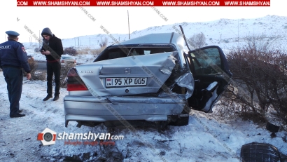 Խոշոր ավտովթար Կոտայքի մարզում․ «Բեկոն» մսամթերքների արտադրամասի մոտ բախվել են 2 Mercedes-ները, որից հետո Nissan-ը բախվել է վթարված Mercedes-ներից մեկին․ կան վիրավորներ․ ՖՈՏՈՌԵՊՈՐՏԱԺ, ՏԵՍԱՆՅՈՒԹ