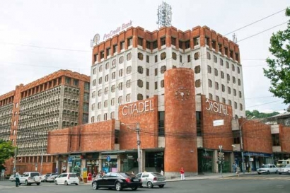 Դանակահարություն Երևանի «Ցիտադել» կենտրոնի դիմաց. պատճառը հեռախոսային հաղորդագրություններ ուղարկելն է եղել. բժիշկները պայքարում են վիրավորի կյանքի համար