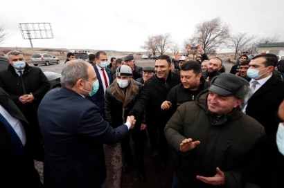 Գյումրի-Երևան ճանապարհին քաղաքացիները կանգնեցրին Նիկոլ Փաշինյանի շարասյունը և իրենց աջակցությունը հայտնեցին նրան. Մանե Գևորգյան