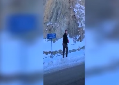 Քաղաքացին ադրբեջանի դիպուկահարի նշանառության տակ փակցնում է հայկական դրոշներ. ՏԵՍԱՆՅՈՒԹ