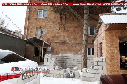 Կոտայքի մարզպետն ու Չարենցավանի քաղաքապետն արդյո՞ք «կույր» են, որ չեն տեսնում, թե ոստիկանության ծառայողը ինչպես է «բանտարկում» հսկայական եղևնին իր շինության հաշվին. ՖՈՏՈՌԵՊՈՐՏԱԺ, ՏԵՍԱՆՅՈՒԹ