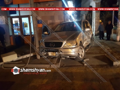 Ավտովթար-վրաերթ Երևանում. բախվել են BMW-ն ու Mercedes-ը. Mercedes-ն էլ վրաերթի է ենթարկել մորն ու աղջկան և տապալել «սվետաֆորը». ՖՈՏՈՌԵՊՈՐՏԱԺ
