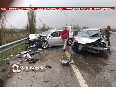 Խոշոր ավտովթար Արարատի մարզում. Nissan Tiida-ն բախվել է երկաթե արգելապատնեշներին, կոտրել դրանք, հայտնվել հանդիպակաց գոտում և ճակատ-ճակատի բախվել Toyota Camry-ին.կան վիրավորներ. ավտոմեքենաները վերածվել են մետաղե ջարդոնի.ՖՈՏՈՌԵՊՈՐՏԱԺ, ՏԵՍԱՆՅՈՒԹ