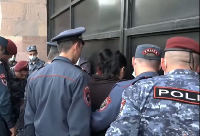Երիտասարդներն իրենց շղթայել են կառավարության շենքի դարպասներից․ բողոքի ակցիա. ՈՒՂԻՂ