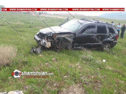 Խոշոր ավտովթար Կոտայքի մարզում. ժամկետային զինծառայողը, Grand Cheroke-ով մի քանի պտույտ գլորվելով, կողաշրջված վիճակում հայտնվել է դաշտում. կան վիրավորներ. ՖՈՏՈՌԵՊՈՐՏԱԺ, ՏԵՍԱՆՅՈՒԹ