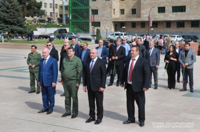 Այս լուսանկարը Նիկոլի հետ կապ չունի, բայց այն մեղավոր է ամեն ինչում, այն խորհրդանշում է բացակայությունը հիշողության և արժանապատվության, մարդկային պարկեշտության և պետական մտածողության․ Մ․ Մինասյան