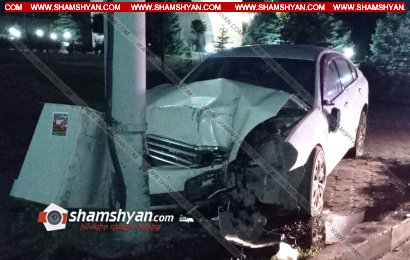 Երևանում 37-ամյա վարորդը Nissan-ով «Եռաբլուր» զինվորական պանթեոնի մոտ բախվել է էլեկտրասյանը. նրան ավտոմեքենայից դուրս են բերել փրկարարները. ՖՈՏՈՌԵՊՈՐՏԱԺ