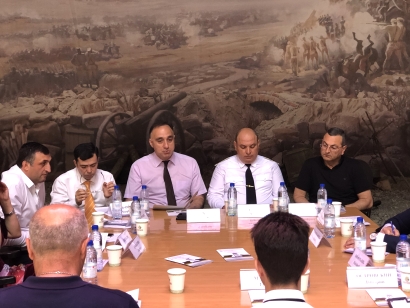 Երևանում «Դոմ Մոսկվի» մոսկովյան մշակութագործարարական կենտրոնի նախաձեռնությամբ տեղի է ունեցել «Մայիսյան հերոսամարտերը և դրանց պատմական նշանակությունը» թեմայով քննարկում. ՖՈՏՈՌԵՊՈՐՏԱԺ