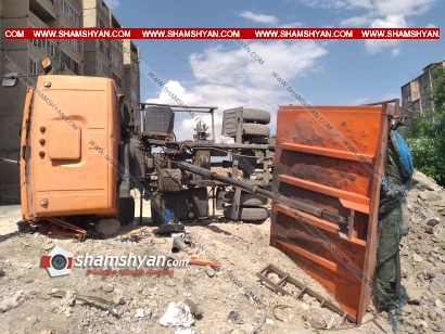 Խոշոր ավտովթար Երևանում. 28-ամյա վարորդը, շինարարական աշխատանքներ կատարելիս, КамАЗ-ով կողաշրջվել է. կա վիրավոր. ՖՈՏՈՌԵՊՈՐՏԱԺ