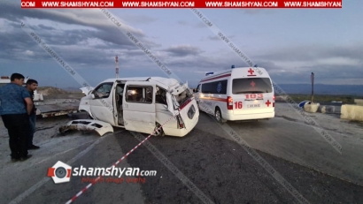 Խոշոր ավտովթար Արագածոտնի մարզում. Nissan Elgrand-ը բախվել է բետոնե արգելապատնեշներին և մի քանի պտույտ շրջվել. բժիշկները պայքարում են վիրավորների կյանքի համար. ՖՈՏՈՌԵՊՈՐՏԱԺ, ՏԵՍԱՆՅՈՒԹ