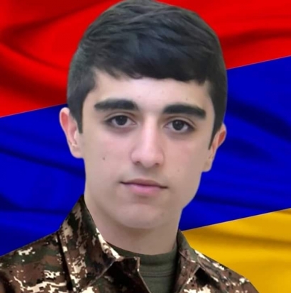 «Քեզ բացակա չենք դնի, հերո՛ս». Անդրանիկի 153 շենքի բակում բացվեց խաչքար՝ նվիրված արցախյան 44-օրյա պատերազմի 18-ամյա հերոսի հիշատակին. ՖՈՏՈՌԵՊՈՐՏԱԺ