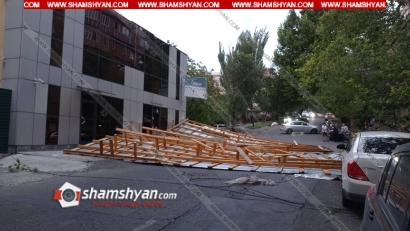 Արտակարգ դեպք Երևանում. ատամնաբուժարանի թիթեղյա տանիքը քամին պոկել ու շպրտել է Nissan-ի վրա, վնասելով այն. ՖՈՏՈՌԵՊՈՐՏԱԺ