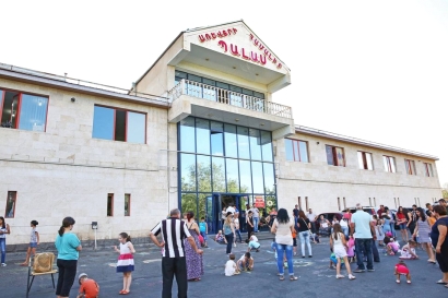 Կրակոցներ Երևանում․ Նոր Նորքում գործող «Պալաս» առևտրի կենտրոնի հետնամասում հնչել են կրակոցներ․ կասկածյալներից 3-ը հարազատ եղբայրներ են