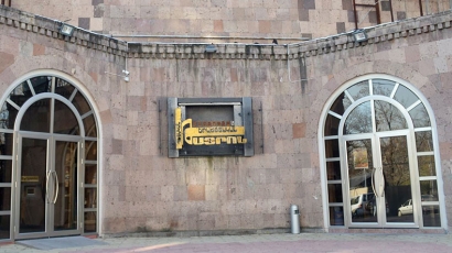 Թույլ մի՛ տվեք, որ մեզանից խլեն մեր զենքը. Պետական կամերային երաժշտական թատրոն