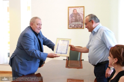 ՌԴ վաստակավոր ճարտարապետ Սերգեյ Մինասյանը Արցախի ԱԺ նախագահին է հանձնել պատվավոր դիպլոմ