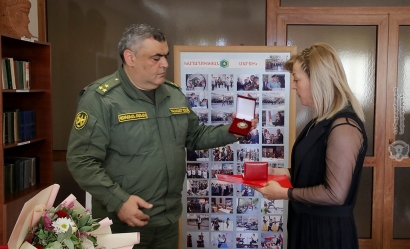 44-օրյա պատերազմում զոհված զինծառայող, հետմահու՝ «Մարտական խաչ» 2-րդ աստիճանի շքանշանով պարգևատրված շարքային Սամվել Գևորգյանի շքանշանը հանձնվել է զինծառայողի ծնողին. ՖՈՏՈՌԵՊՈՐՏԱԺ