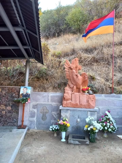 Մարտակերտը միշտ հիշում է իր հերոս զավակներին. կապիտան Արմեն Պետրոսյանի հիշատակին իր ծննդավայր Լծեն գյուղում խաչքար է կանգնեցվել