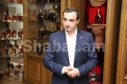 Երևանում հայտնի գործարարի որդին կասկածվում է իր ընկերոջ հետ քաղաքացուն ազատությունից ապօրինի զրկելու, ծեծելու, այդ թվում՝ զենքի կոթով հարվածներ հասցնելու մեջ