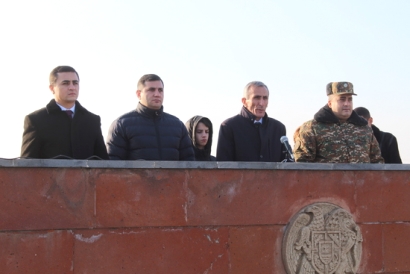 Միշտ բանակի ու զինվորի կողքին․ Արագածոտնի մարզպետ Ռազմիկ Պետրոսյանը շնորհավորեց զինվորներին ու պատվոգրեր հանձնեց նվիրյալ զինվորականներին