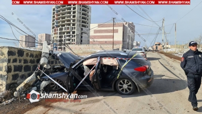 Խոշոր ավտովթար՝ Երևանում. բախվել են Renault-ն ու Infiniti-ն, վերջինս էլ տապալել է բետոնե էլեկտրասյունը, կա վիրավոր. ՖՈՏՈՌԵՊՈՐՏԱԺ, ՏԵՍԱՆՅՈՒԹ