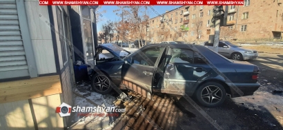 Ավտովթար՝ Երևանում. բախվել են Nissan-ն ու Mercedes-ը, վերջինս էլ, հայտնվելով մայթին, բախվել է կրպակին. օպերատիվ են գործել փրկարարները, բժիշկներն ու պարեկները. ՖՈՏՈՌԵՊՈՐՏԱԺ, ՏԵՍԱՆՅՈՒԹ