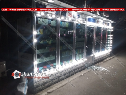 Հերթական գողությունը՝ Երևանում. տեսախցիկը արձանագրել է՝ ինչպես են 2 ճիվաղ կոտրում խանութ-սրահի դռան ապակին և թալանում այն. ՖՈՏՈՌԵՊՈՐՏԱԺ, ՏԵՍԱՆՅՈՒԹ