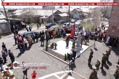 Գյումրիի թիվ 45 միջնակարգ դպրոցի բակում բացվեց և օծվեց խաչքար՝ ի հիշատակ Արցախյան 44-օրյա պատերազմում հայրենիքի համար կյանքը զոհաբերած ավագ հրաձիգ Ռաֆիկ Սահակյանի. ՖՈՏՈՌԵՊՈՐՏԱԺ